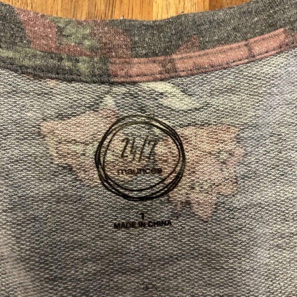 Maurice’s Grey and Pink floral top - size 1 - Picture 2 of 2